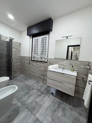 Shower, hair dryer, towels - Apartment 'Etnamia - 1' (Paterno)