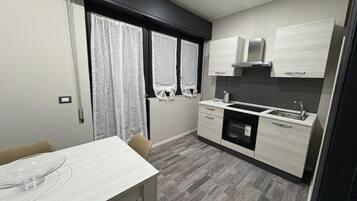 Fridge, oven, stovetop, coffee/tea maker