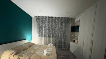 Iron/ironing board, WiFi, bed sheets