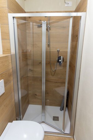 Asciugacapelli, bidet, asciugamani, sapone