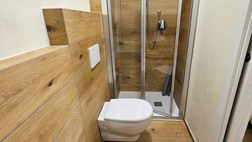 Sèche-cheveux, bidet, serviettes fournies, savon