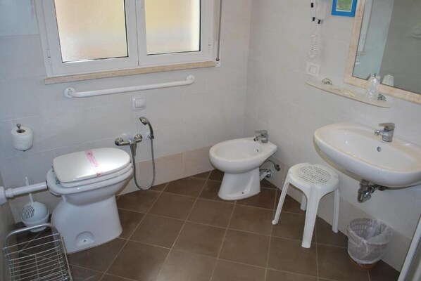 Superior Quadruple Room, Balcony, Garden View | Bathroom | Hair dryer, towels, toilet paper - Hotel Villa del Parco (Marebello)