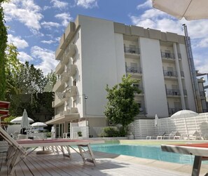 Seasonal outdoor pool - Hotel Villa del Parco (Marebello)