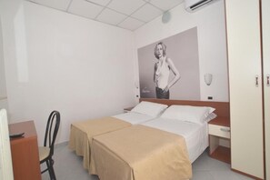 In-room safe, desk, free WiFi, wheelchair access - Hotel Villa del Parco (Marebello)