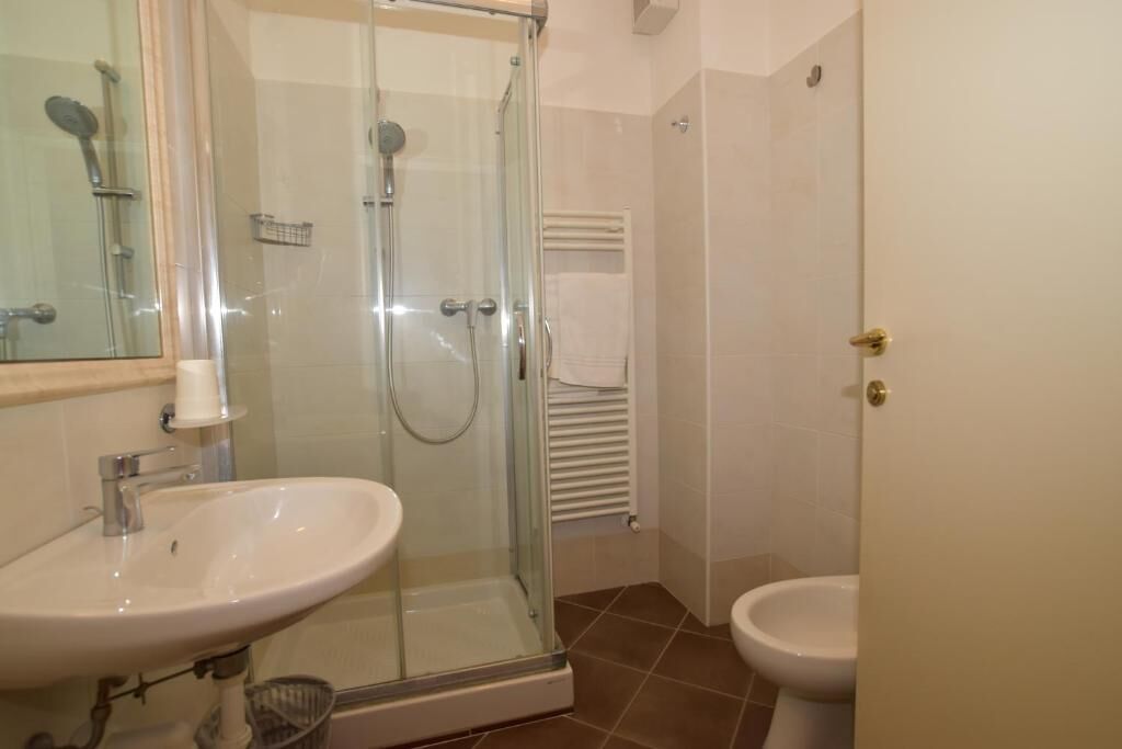 Chambre Supérieure Double ou avec lits jumeaux, balcon, vue jardin | Salle de bain | Sèche-cheveux, serviettes fournies, papier toilette