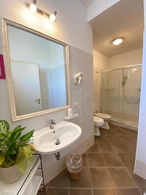 Superior-Vierbettzimmer, Balkon, Gartenblick | Badezimmer
