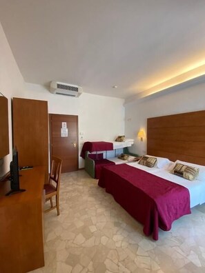 Superior Quadruple Room, Balcony, Garden View | In-room safe, desk, free WiFi, wheelchair access - Hotel Villa del Parco (Marebello)