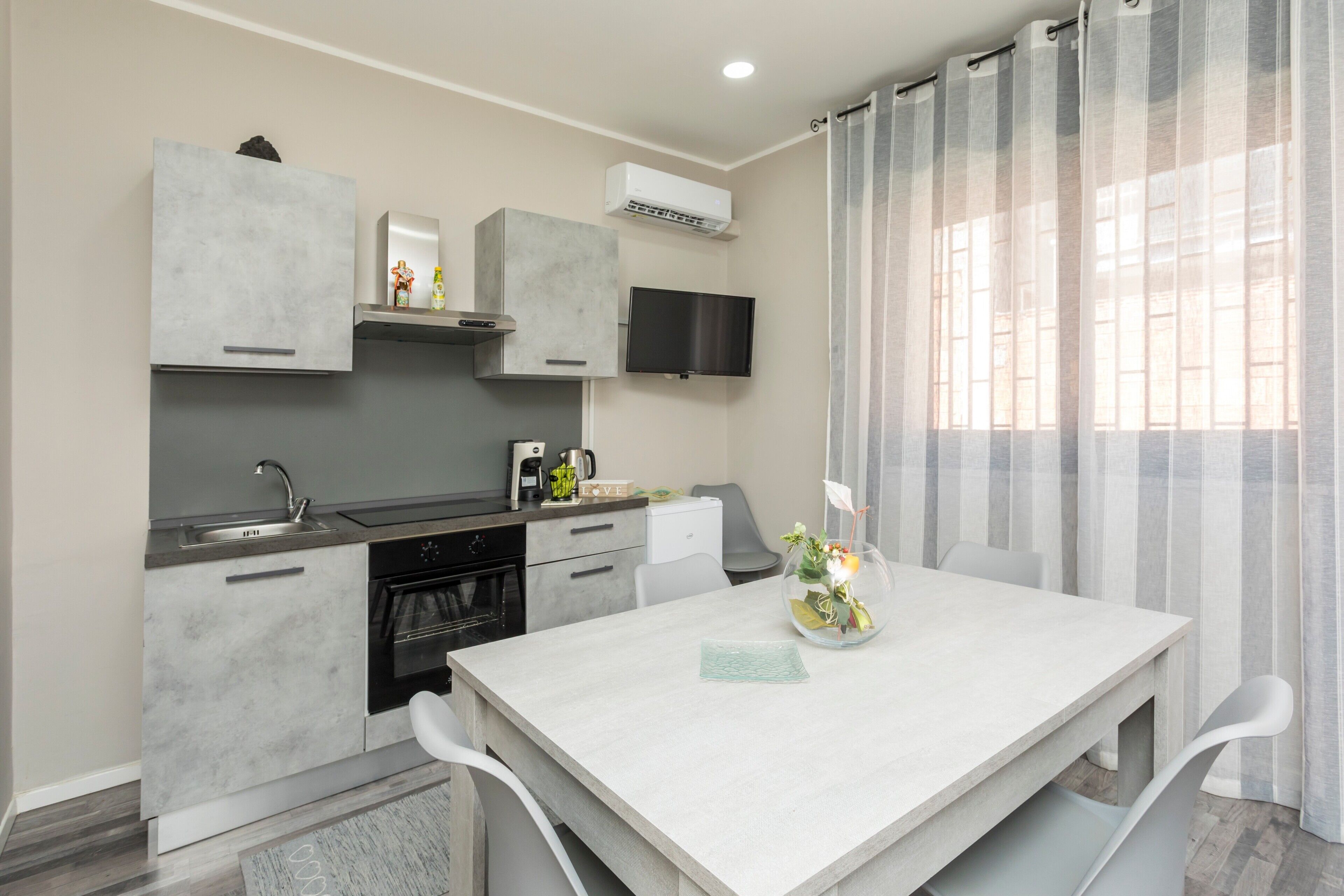 Fridge, oven, stovetop, coffee/tea maker