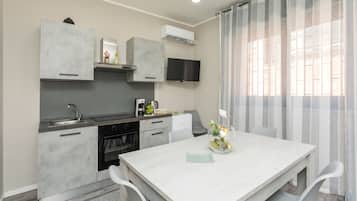 Fridge, oven, stovetop, coffee/tea maker