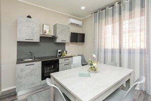 Fridge, oven, stovetop, coffee/tea maker
