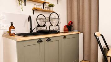 Refrigerador, microondas, cafetera/tetera, tetera/pava eléctrica