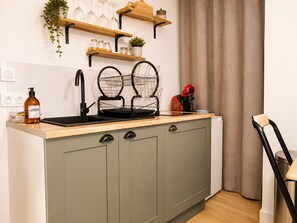 Refrigerador, microondas, cafetera/tetera, tetera/pava eléctrica
