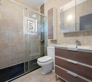 Douche, serviettes fournies