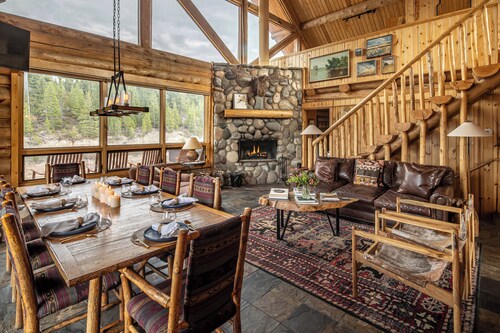 Luxury Riverfront Lodge with Pool Table