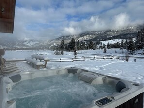 Ein Whirlpool vor einer verschneiten Bergkulisse.