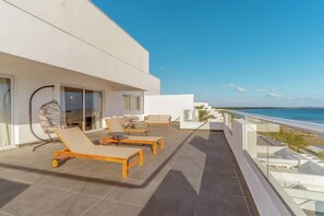 Luxury-Apartment, Balkon, Meerblick | Terrasse/Patio