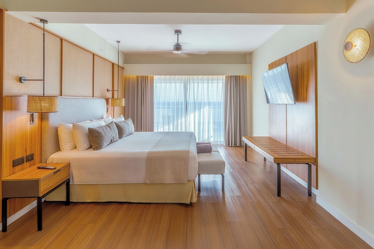 Cortinas blackout, tabla de planchar con plancha y wifi gratis 