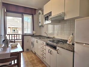 Fridge, microwave, oven, coffee/tea maker - Apartment Viento y Marea 20811 (Argoños)