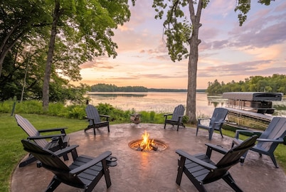 Lakefront Cabin ~ Sandbar, Fishing, Restaurants & Recreation