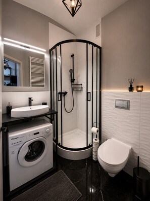 Dusche, Handtücher, Seife, Toilettenpapier