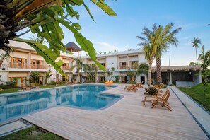 Piscina externa, guarda-sóis, espreguiçadeiras