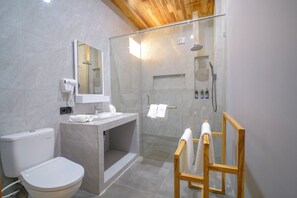 Shower, hair dryer, towels, soap - Giri Rose Boutique Hotel (Kuta)