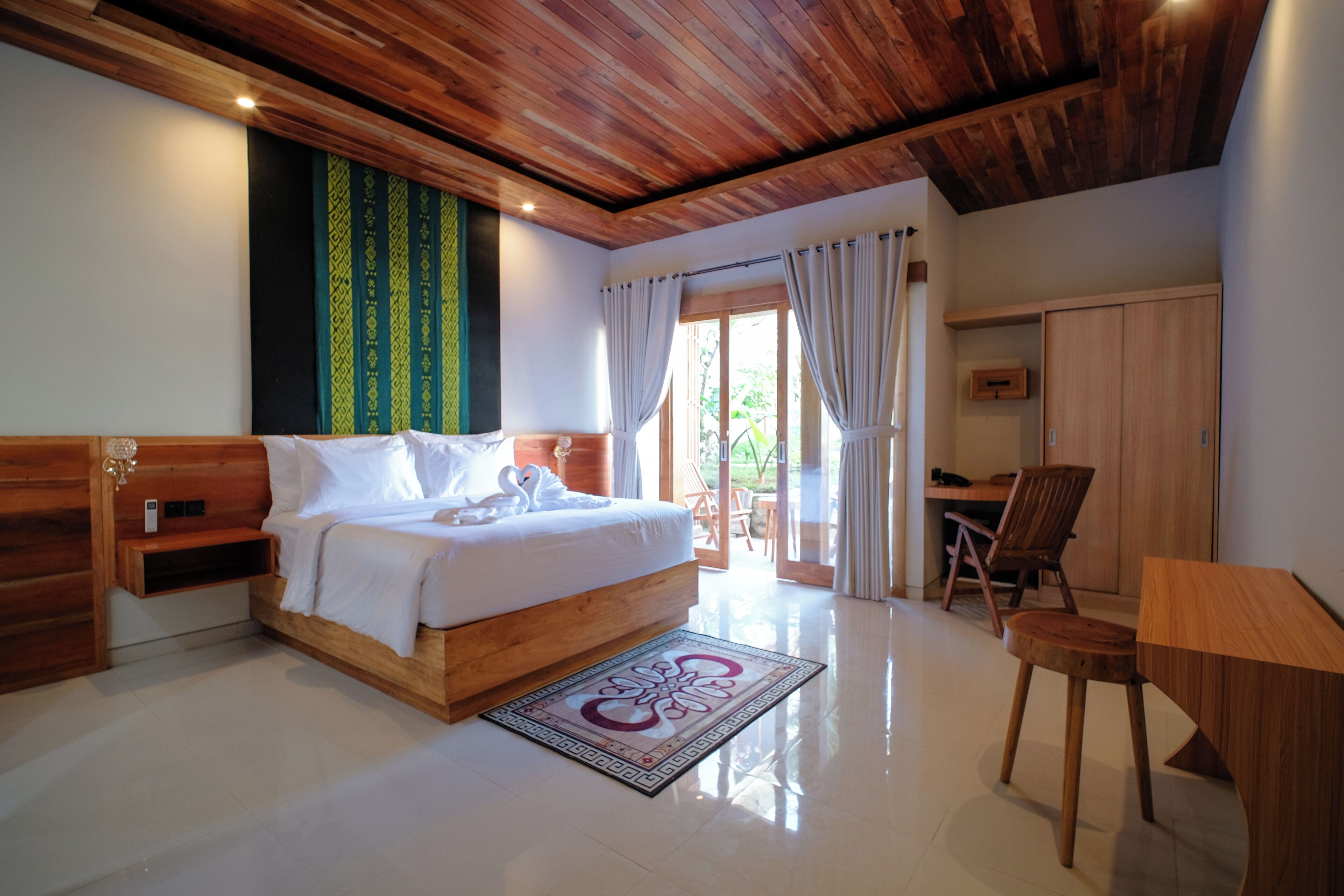Kamar Double Deluks, pemandangan kolam renang | Brankas, meja kerja, ruang kerja ramah laptop, dan Wi-Fi gratis