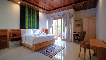 Kamar Double Deluks, pemandangan kolam renang | Brankas, meja kerja, ruang kerja ramah laptop, dan Wi-Fi gratis