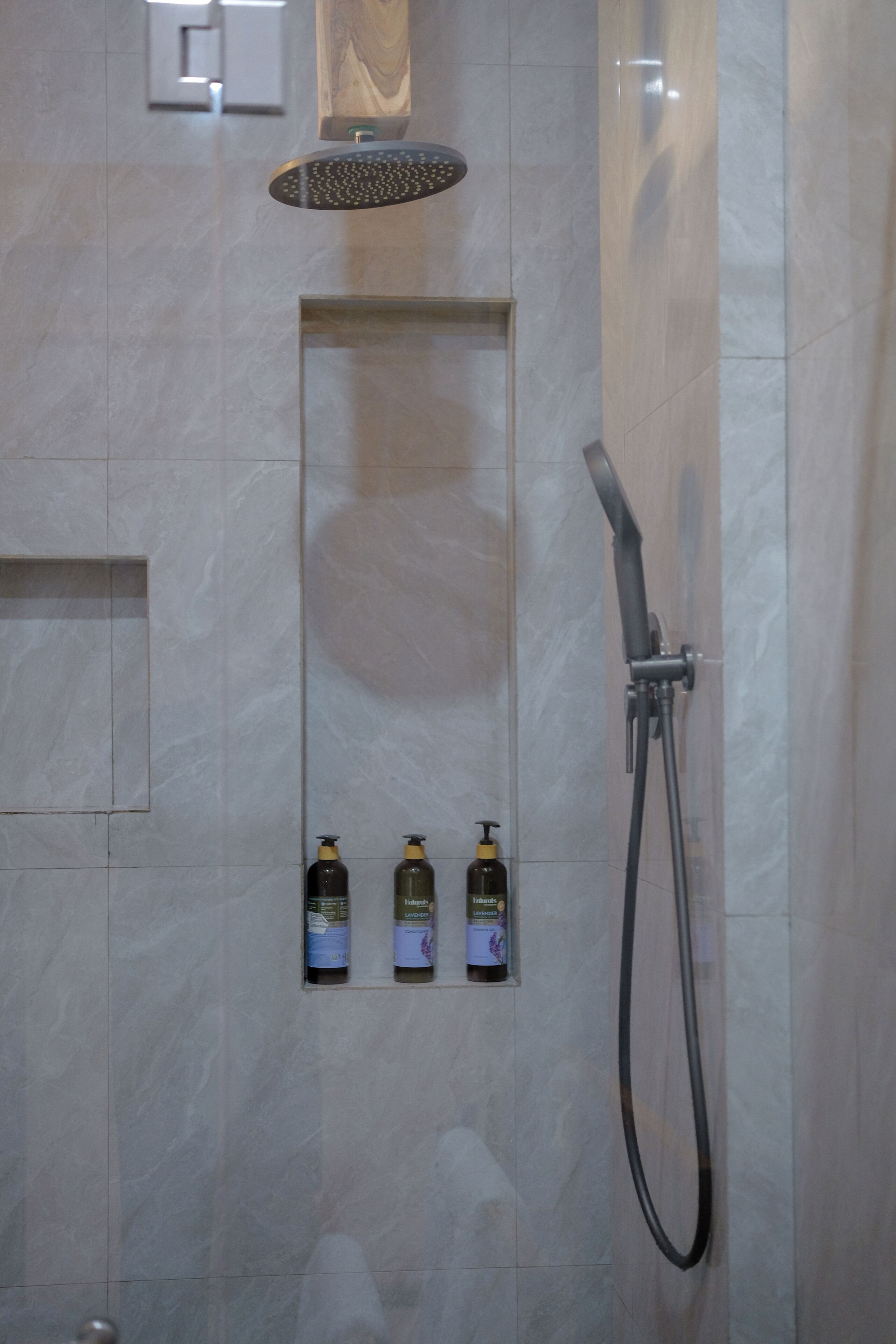 Shower, pengering rambut, handuk, dan sabun