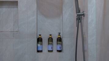 Shower, pengering rambut, handuk, dan sabun
