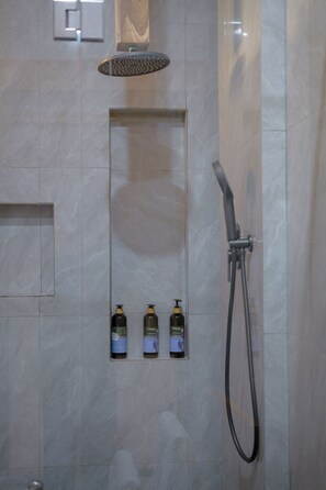 Shower, hair dryer, towels, soap - Giri Rose Boutique Hotel (Kuta)