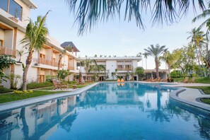 Piscina externa, guarda-sóis, espreguiçadeiras