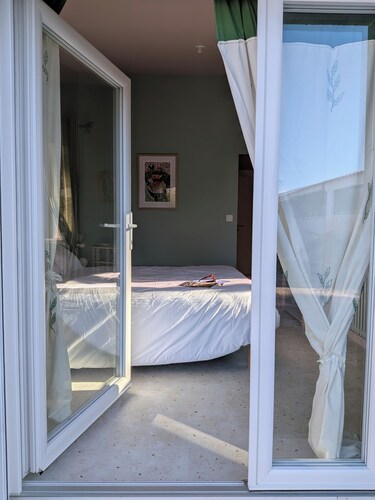 Maison Millefeuille Bed and Breakfast: Between the Forest and the Marshes, Just 10 Minutes from the Beaches!