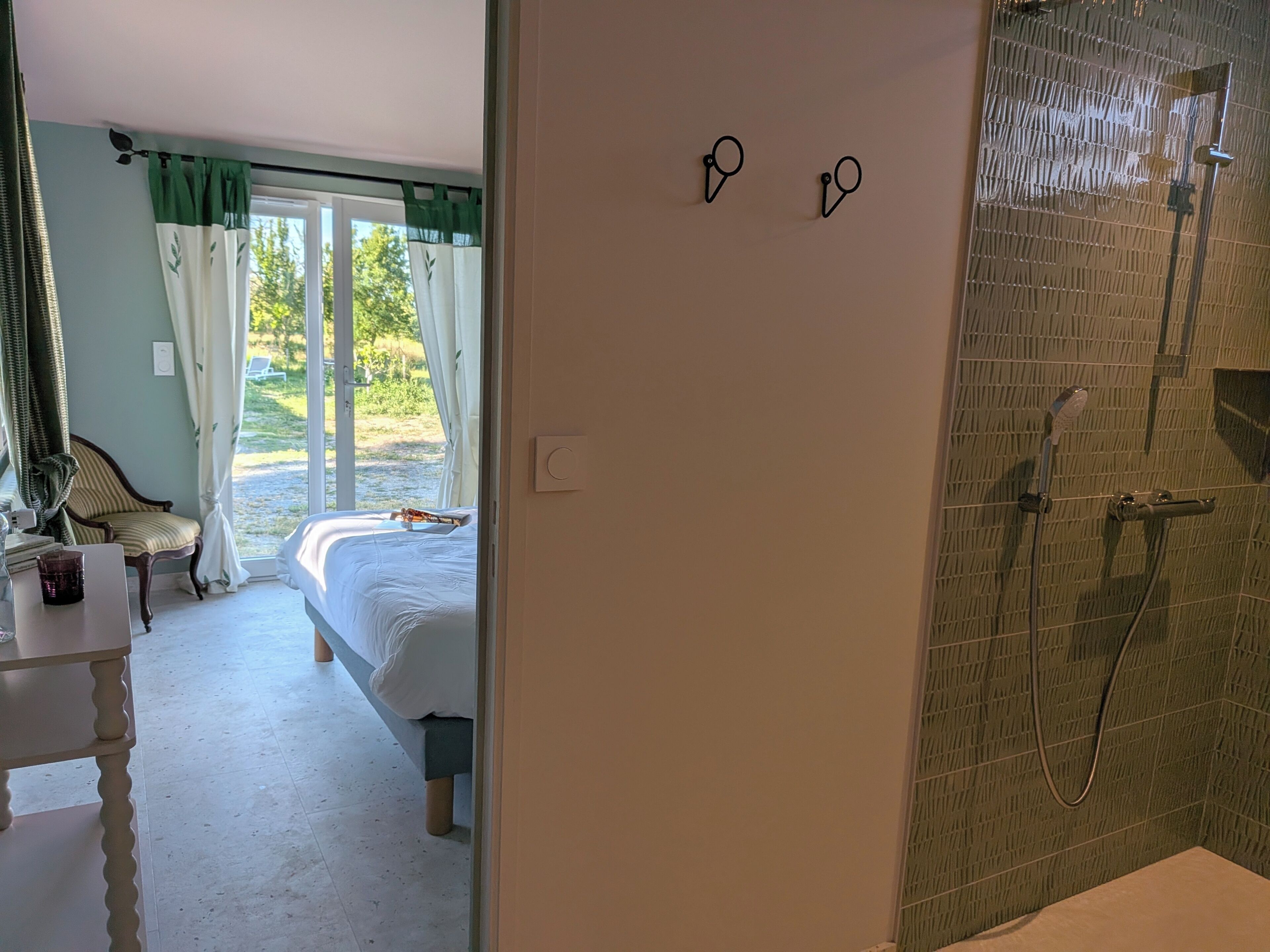 Een douche, een haardroger, handdoeken, zeep