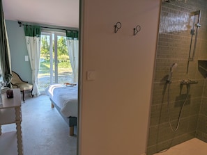 Shower, hair dryer, towels, soap - Maison Millefeuille Bed and Breakfast: Between the Forest and the Marshes, Just 10 Minutes from the Beaches! (Saint-Hilaire-de-Riez)