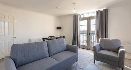 Spacious Harbourside 2BED Apartment with Sea Views