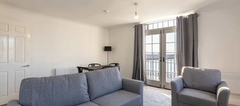 Spacious Harbourside 2BED Apartment with Sea Views