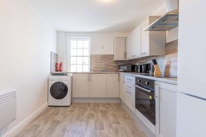 Fridge, microwave, oven, stovetop - Spacious Harbourside 2BED Apartment with Sea Views (Whitehaven)