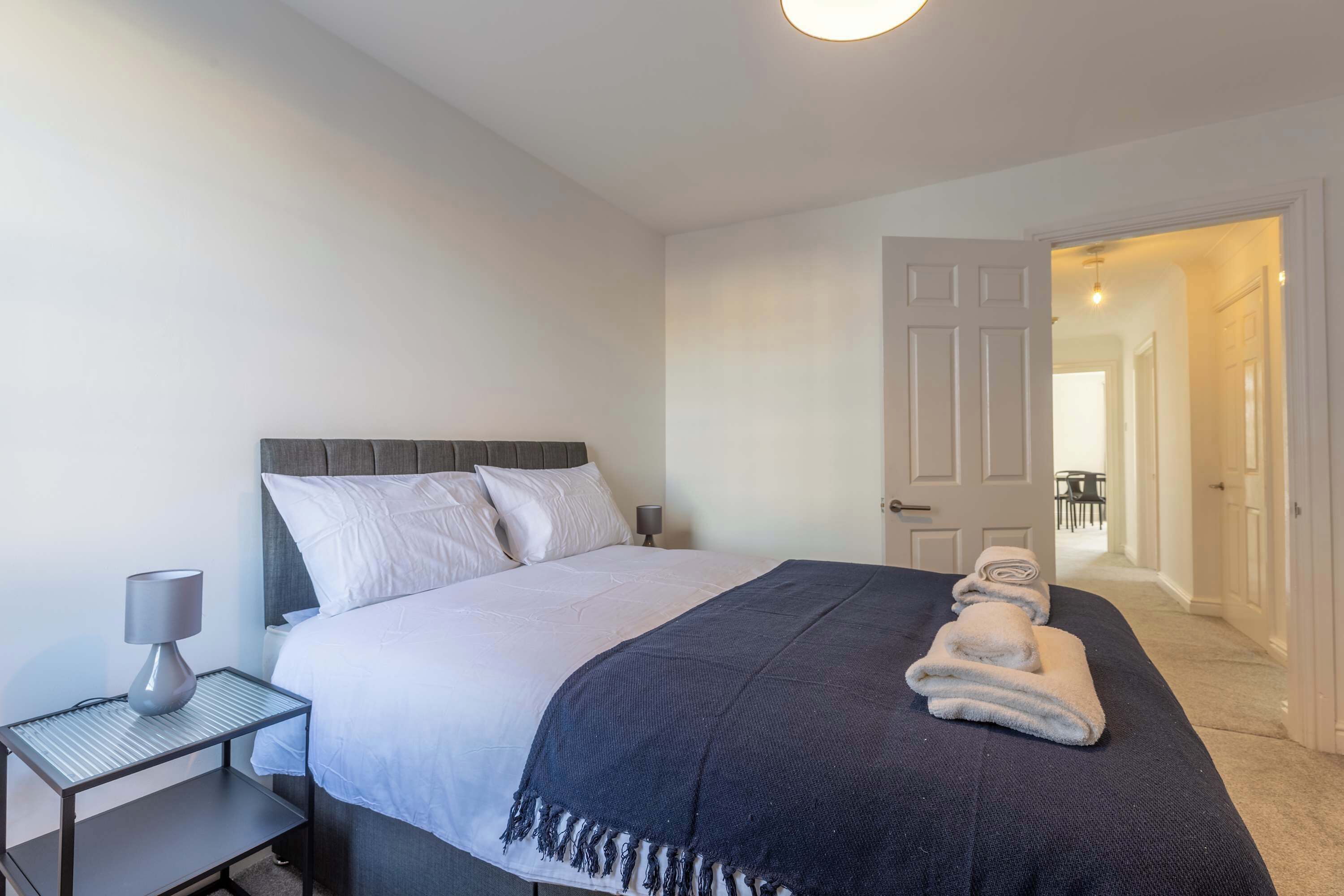 2 bedrooms, desk, iron/ironing board, WiFi