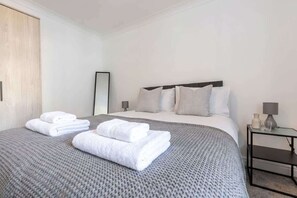 2 bedrooms, desk, iron/ironing board, WiFi