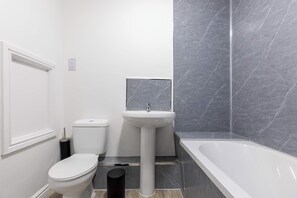 Shower, hair dryer, towels, shampoo - Spacious Harbourside 2BED Apartment with Sea Views (Whitehaven)