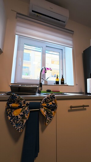 A kitchen with a window, a sink, and a faucet. - New 2 bedroom Apartment near the beach. Pet-friendly! (San Pawl il-Baħar)