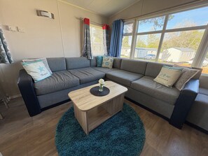 Living area - The Pine Tree Cove (Poole)