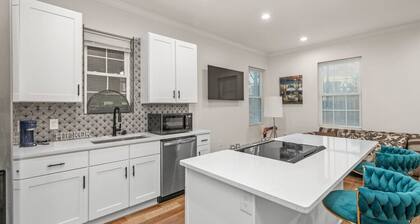 Downtown Elegant Gatsby Loft with Skyline Views