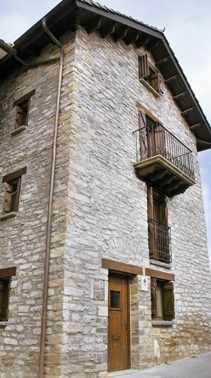 Exterior - Casa La Englata: Vacation Home with Mountain Views (Castiello de Jaca)