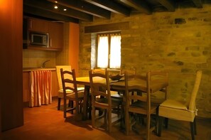 Dining - Casa La Englata: Vacation Home with Mountain Views (Castiello de Jaca)