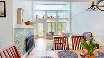 Smart TV, fireplace