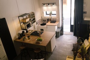 Køleskab, mikrobølgeovn, ovn, kogeplade