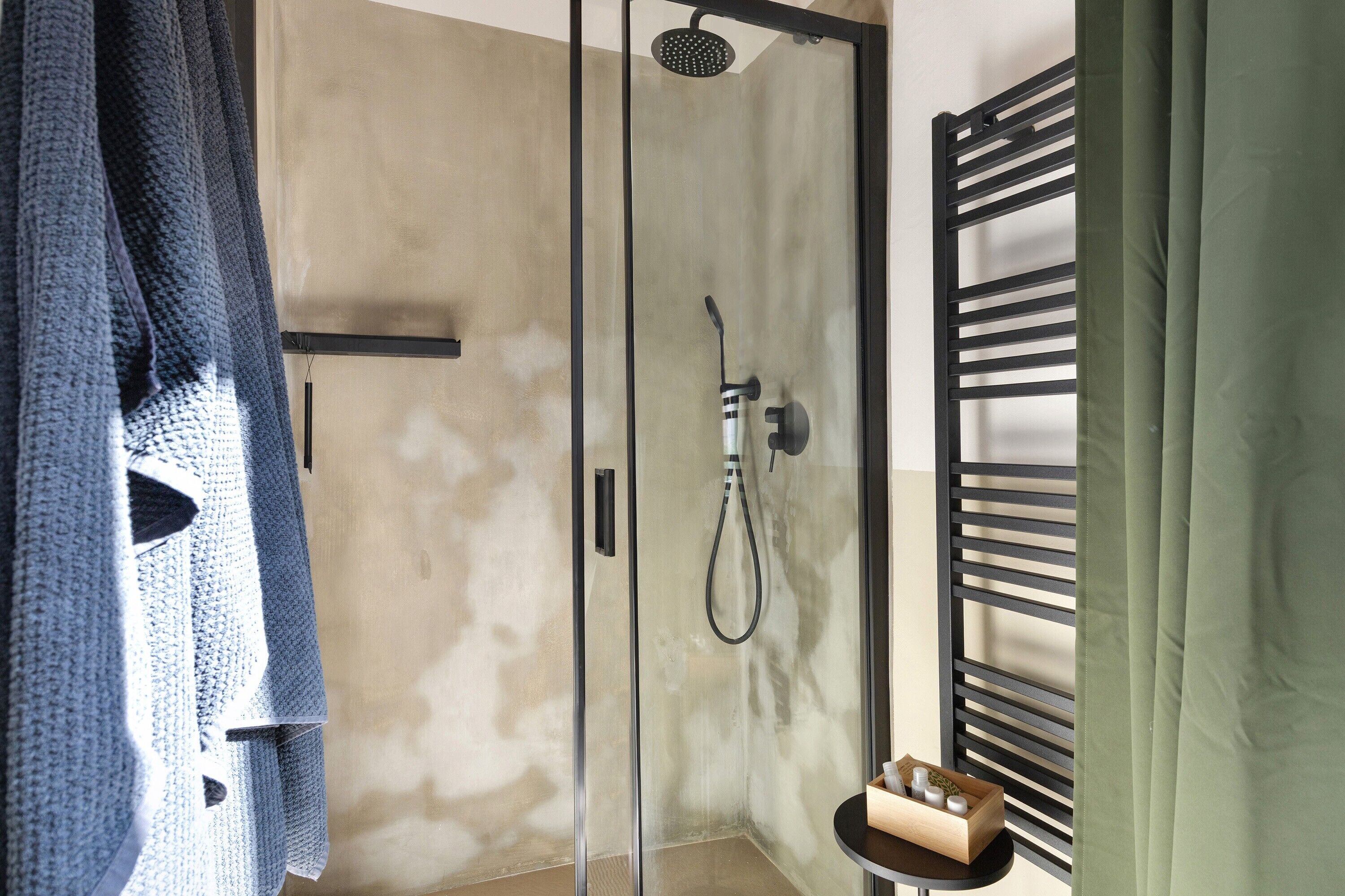 Dusche, Haartrockner, Handtücher