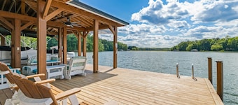 New! Lakefront, Huge Dock, Firepit, Sleeps 15